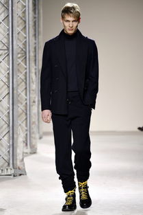行走的都市剪影 從Hermès 2013秋冬男裝發(fā)布秀看當(dāng)代男士衣櫥的永恒與革新